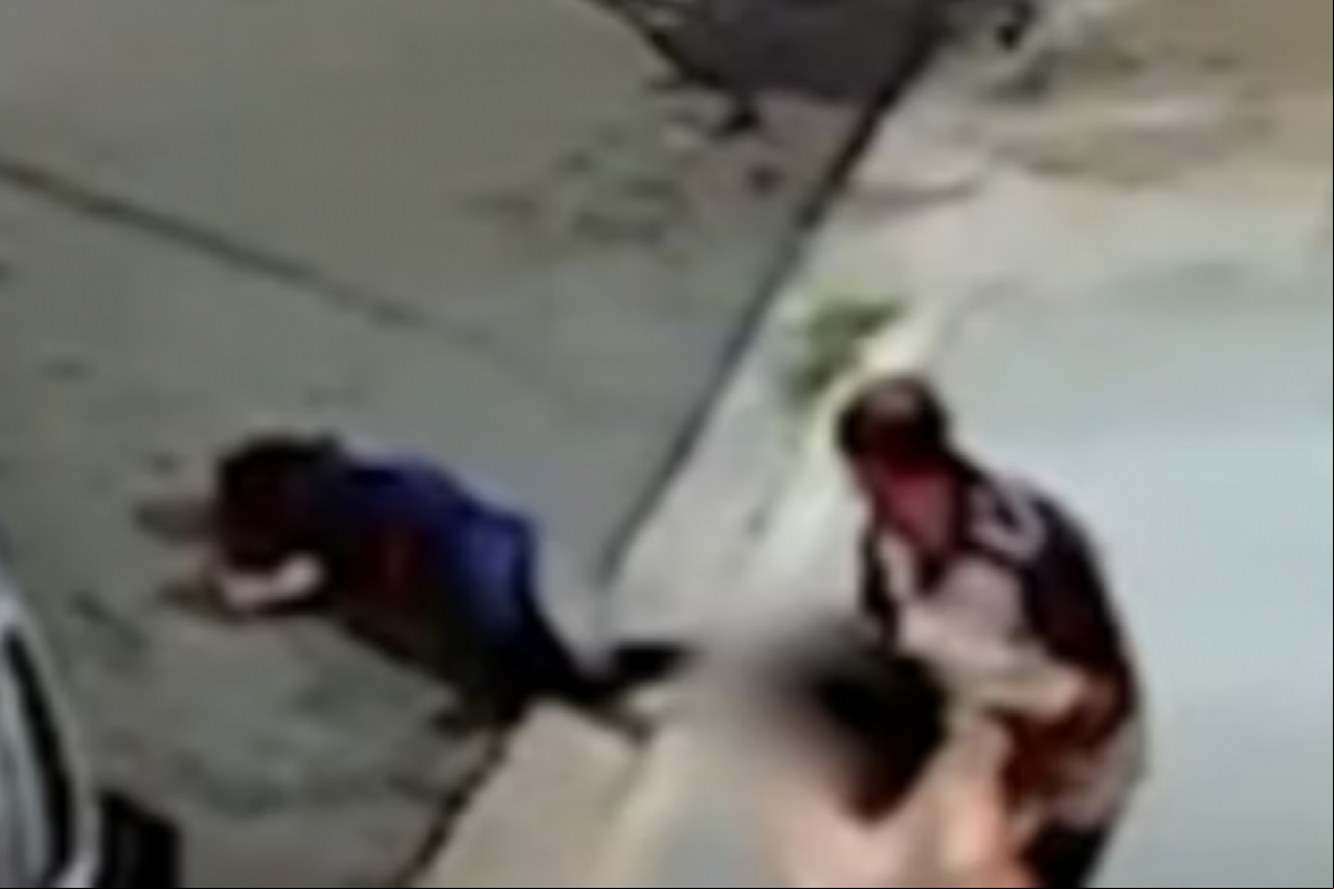 Um homem que testemunhava a cena tentou conter a agressora e separar as duas.