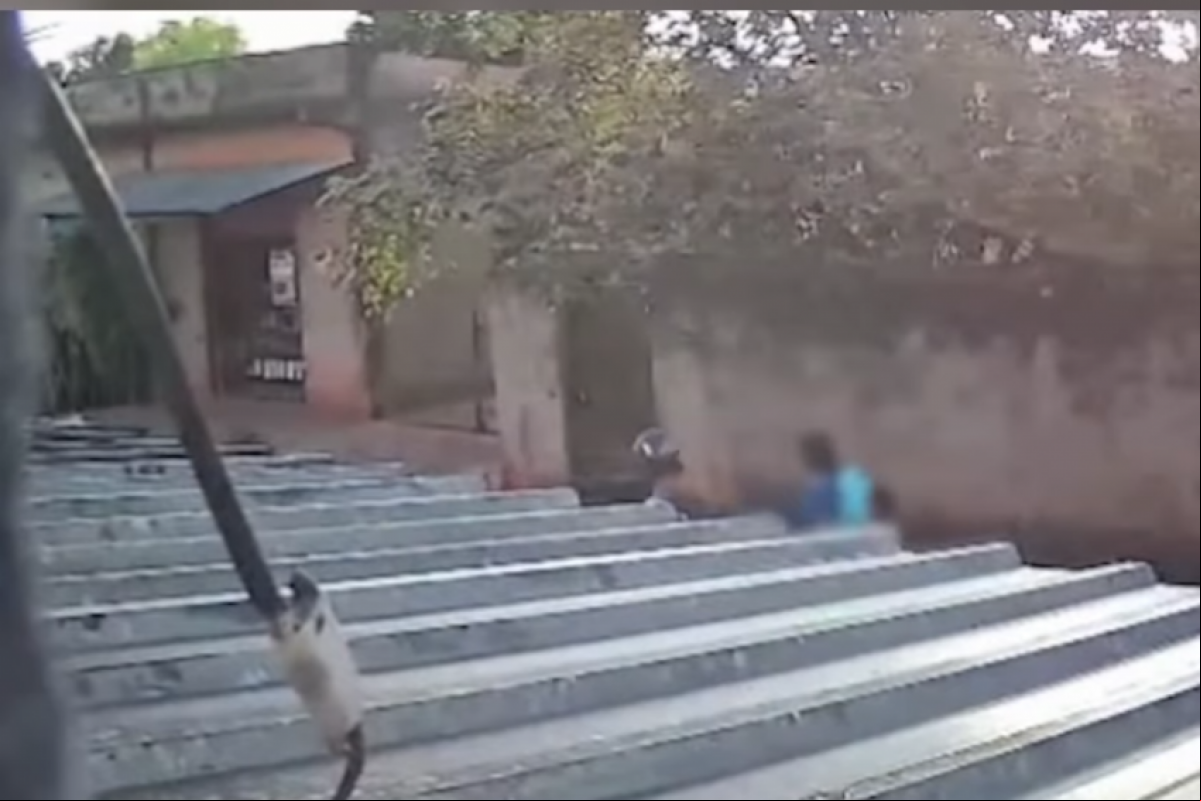 A mulher desceu armada, anunciou o assalto, mas a jovem reagiu.