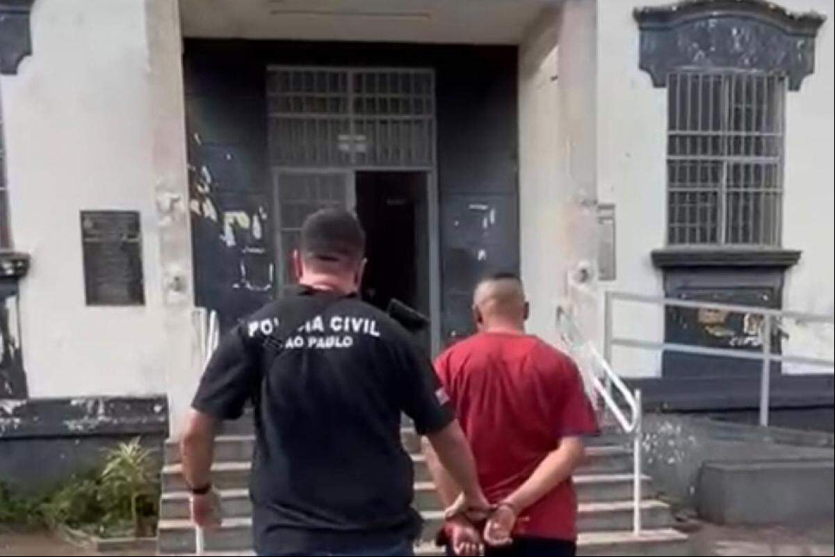 Criminoso sendo conduzido pelo policial civil