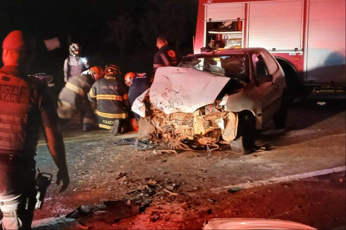 Carro destruído após a batida na rodovia Tancredo Neves