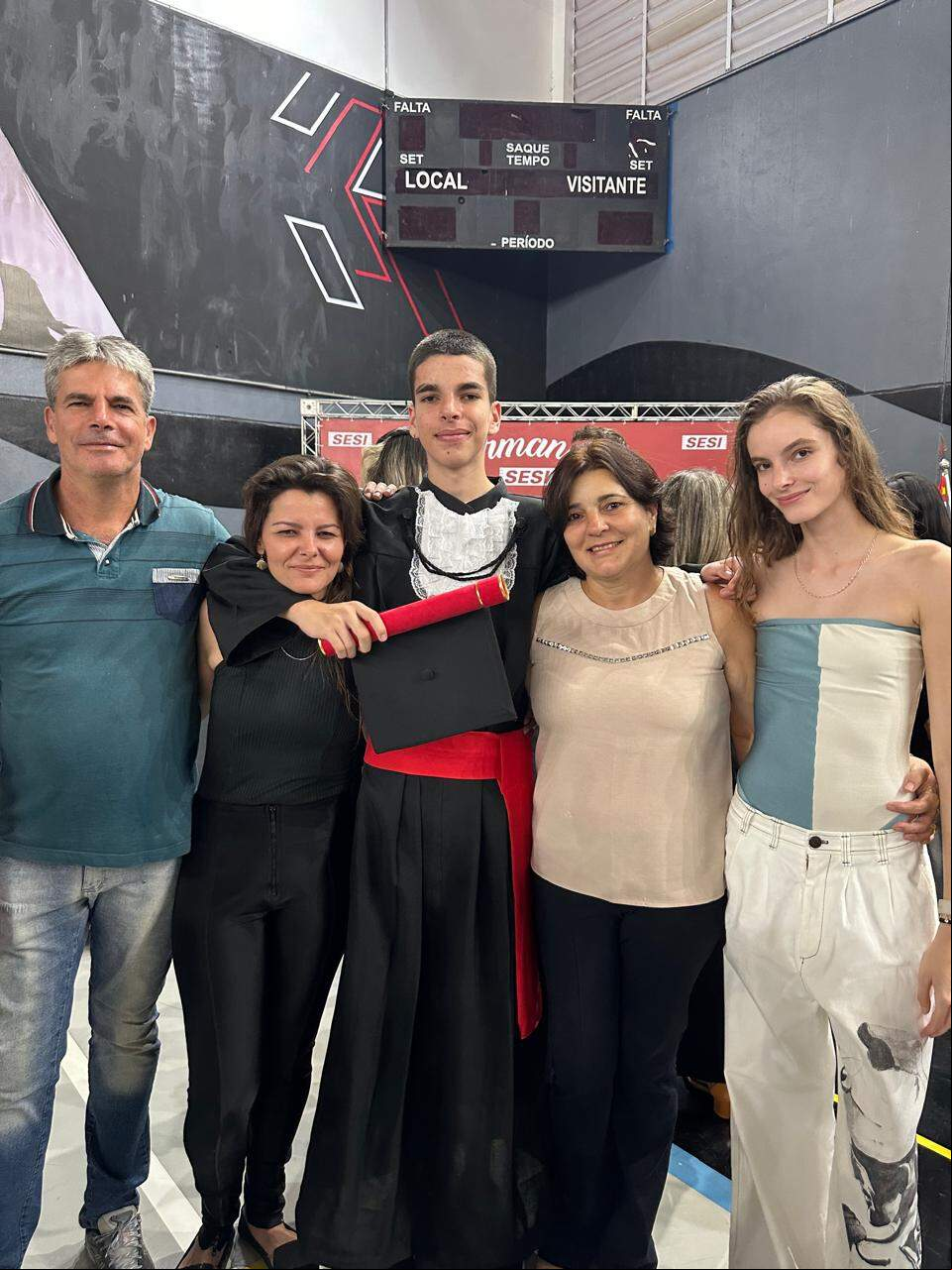 Ana Clara com o pai Júlio Falconi, a mãe Eliana, a irmã Bianca e o irmão Heitor (Foto: Arquivo Pessoal)