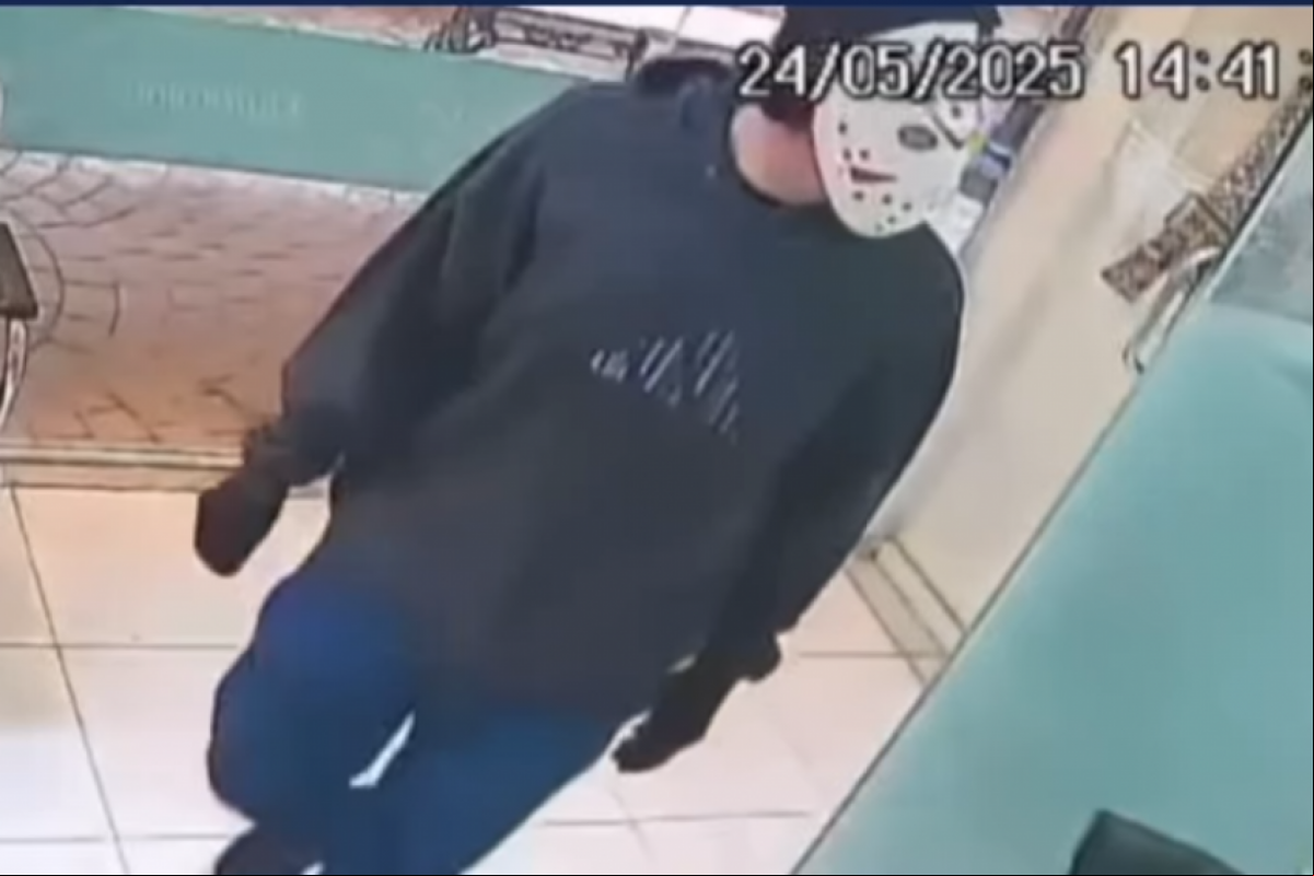 Segundo a Polícia Civil, um dos assaltantes usava uma máscara do personagem Jason Voorhees, da franquia de terror Sexta-Feira 13.